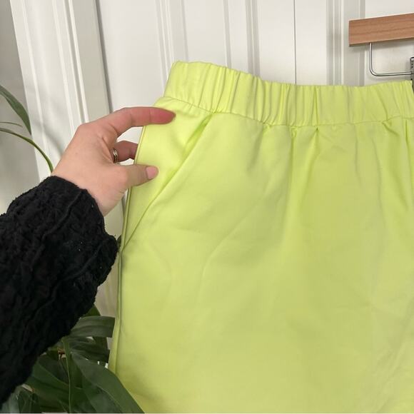 NWT Good American The Weekend Shorts in Key Lime - Picture 8 of 12